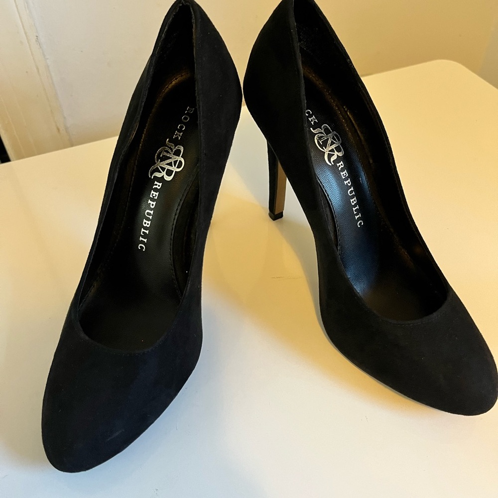 Black suede Heels size 7